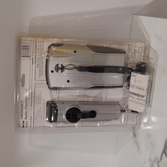 Emergency radio/ flashlight - Picture 4 of 5